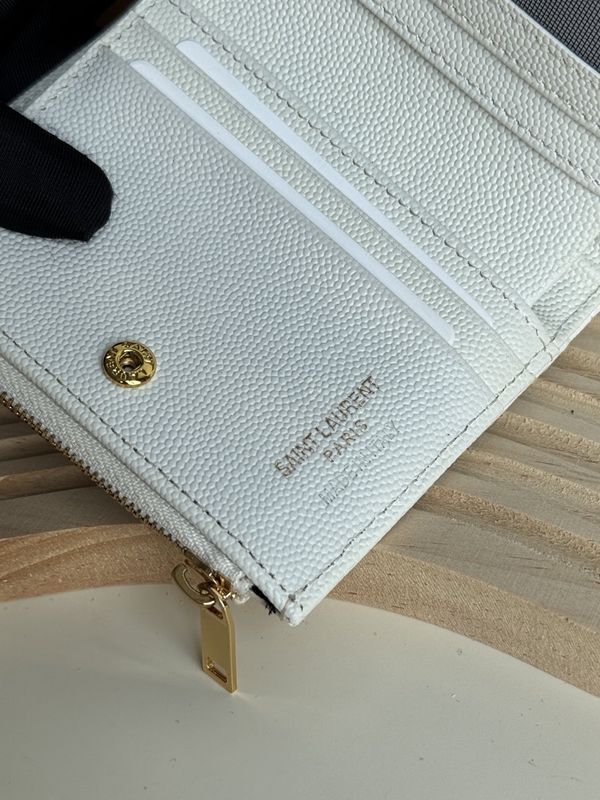 イヴサンローラン財布角部分ディテール